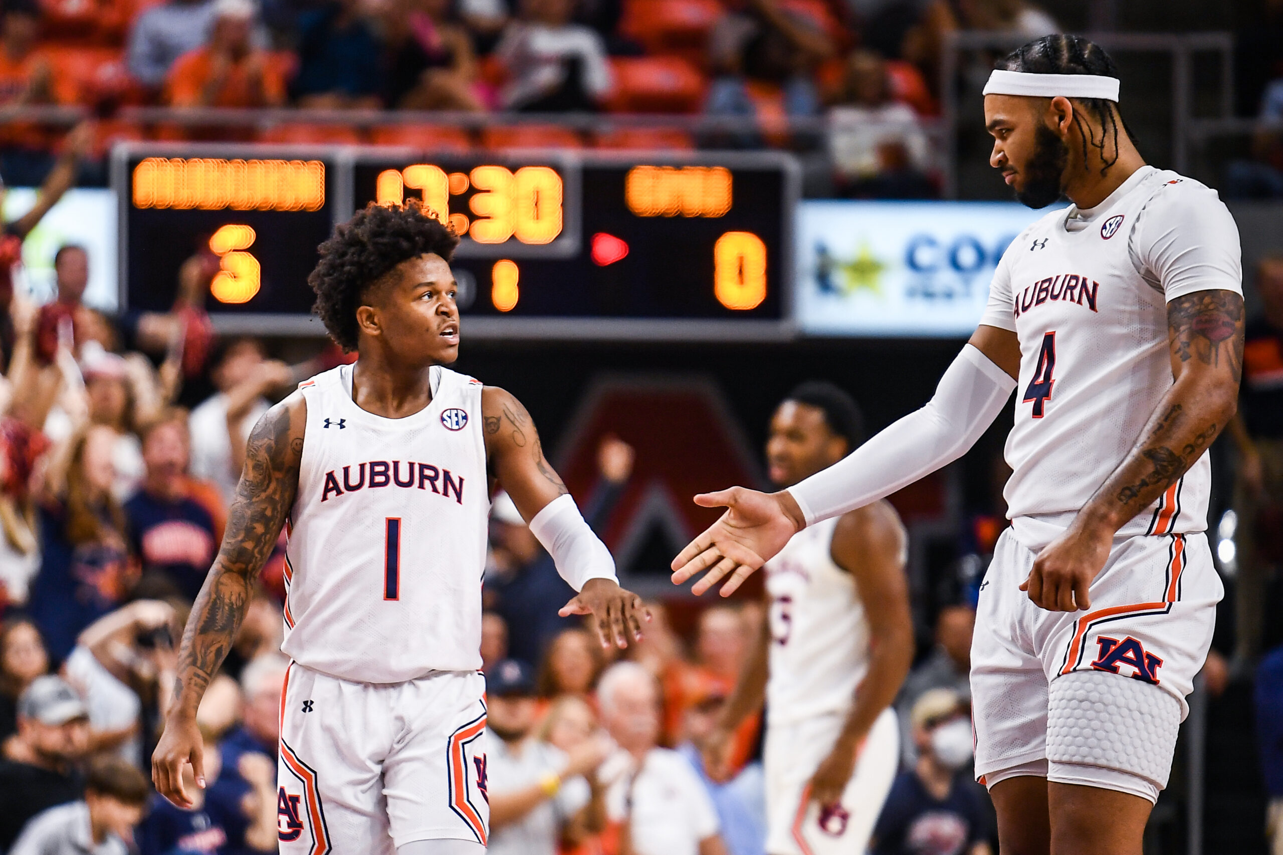 Alabama and Auburn Both Pick Up Wins to Start SEC Play: